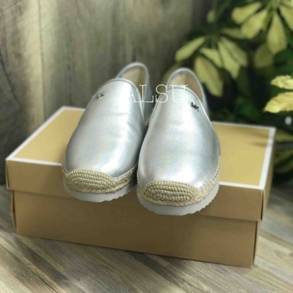 💖MEGA SALE💖🌿 NWT Michael Kors Hastings Slip On 7 Metallic Silver 40R8HTFP2M - Picture 14 of 16